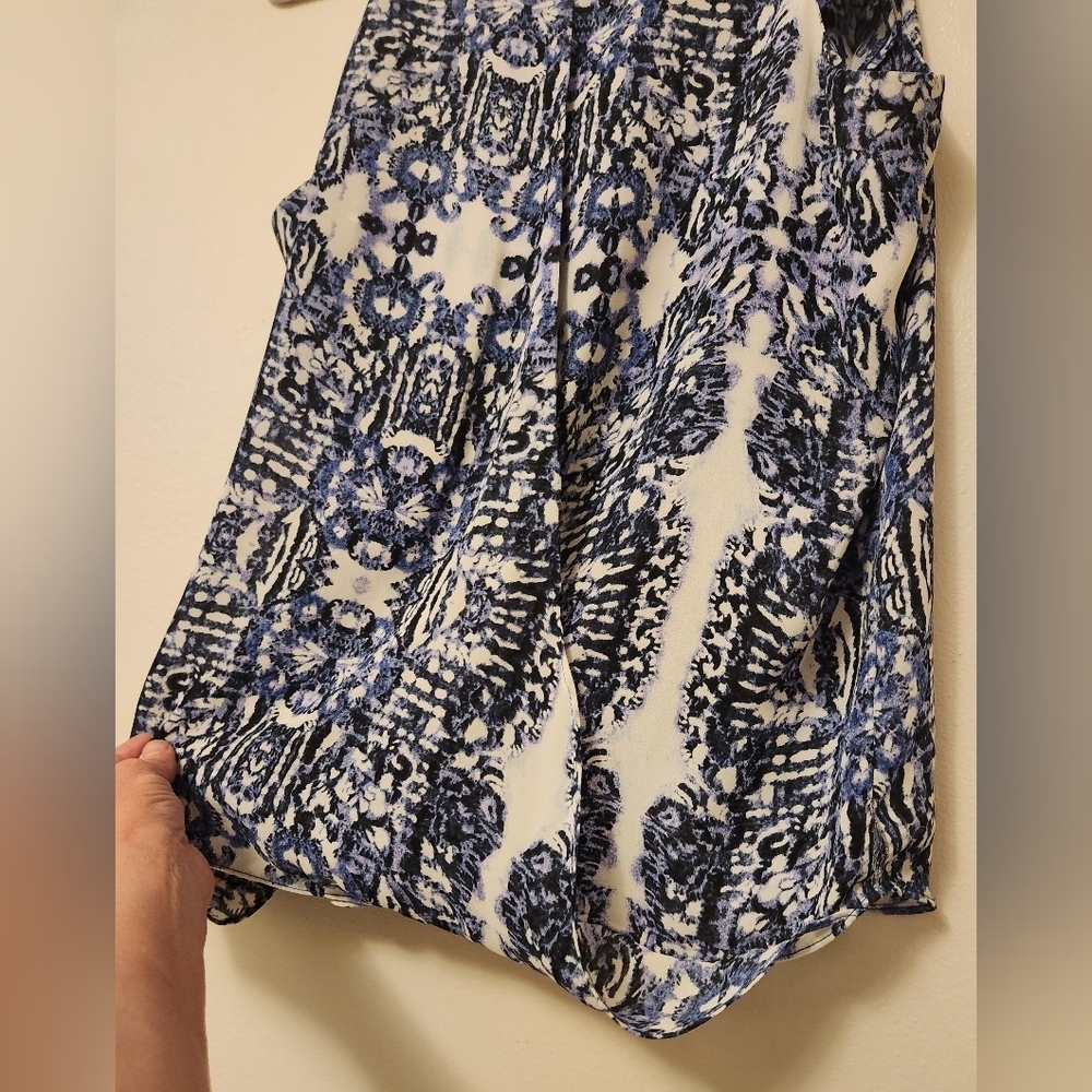 Violet & Claire Flowy Blue/White Sleeveless Top Top - Picture 2 of 8